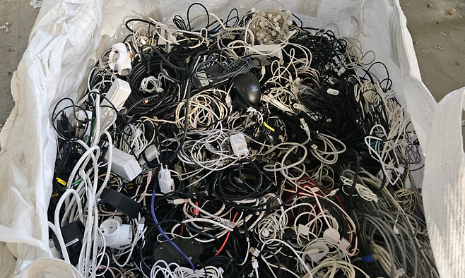 각종 충전 케이블 쓰레기.[서울환경연합 제공]