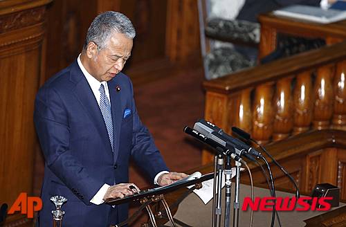 [도쿄=AP/뉴시스] 아키라 아마리(甘利明) 일본 경제재생담당상이 28일 도쿄의 참의원에서 질의에 답하고 있다. 아마리는 나중에 가진 기자회견에서 한 건설회사로부터 현금을 받은 사실을 시인하고 경제재생상 자리에서 사퇴하겠다고 밝혔다. 2016.1.28
