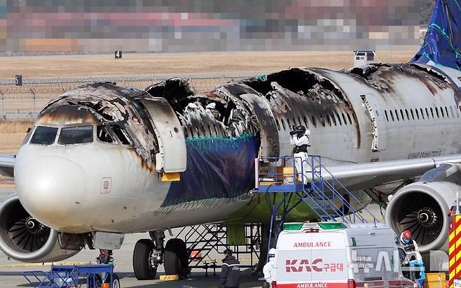 [부산=뉴시스] 하경민 기자 = 국토교통부 항공철도사고조사위원회와 프랑스 항공사고조사위원회, 부산경찰청, 부산소방재난본부, 국립과학수사연구원 등이 3일 부산 강서구 김해국제공항 에어부산 항공기 화재현장에서 합동감식을 하고 있다. 2025.02.03. yulnetphoto@newsis.com