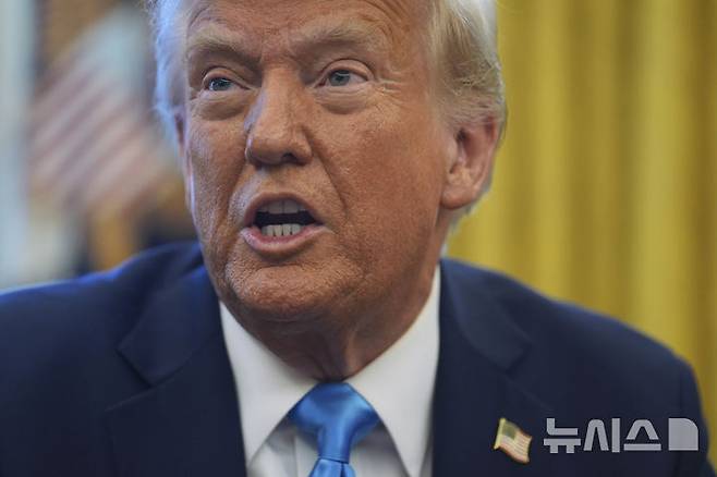 [워싱턴=AP/뉴시스]도널드 트럼프 미국 대통령이 4일(현지 시간) 백악관 집무실에서 행정명령에 서명하며 취재진에 발언하고 있다. 2025.02.05.