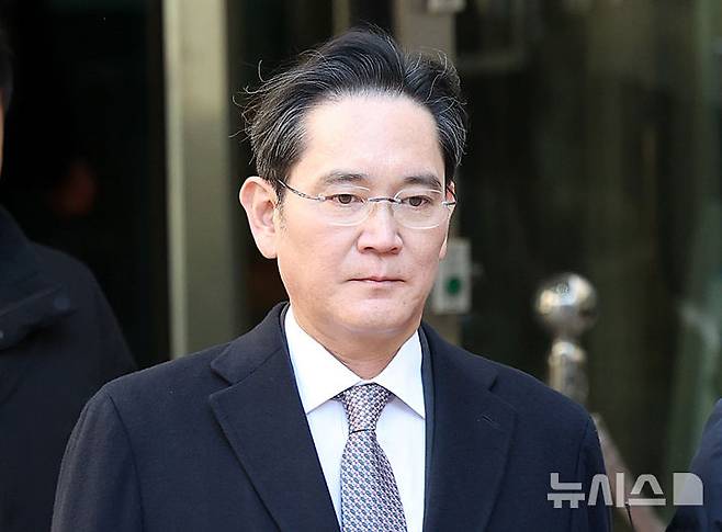 [서울=뉴시스] 이영환 기자 = 제일모직과 삼성물산의 부당합병 의혹으로 재판을 받고 있는 이재용 삼성전자 회장이 3일 오후 서울 서초구 서울고등법원에서 열린 항소심 선고기일을 마친 후 법원을 나서고 있다.이 회장은 1심에 이어 항소심에서도 무죄를 선고 받았다. 2025.02.03. 20hwan@newsis.com
