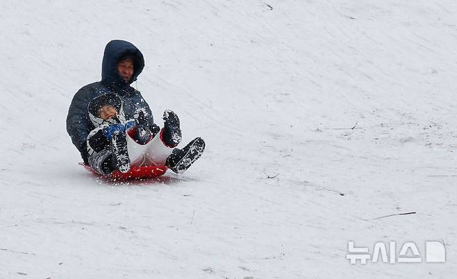 [제주=뉴시스] 우장호 기자 = 올 겨울 최강 한파가 기승을 부리는 5일 오전 제주 한라산 중산간 지역 인근 오름에서 시민들이 썰매를 타고 있다. 2025.02.05. woo1223@newsis.com