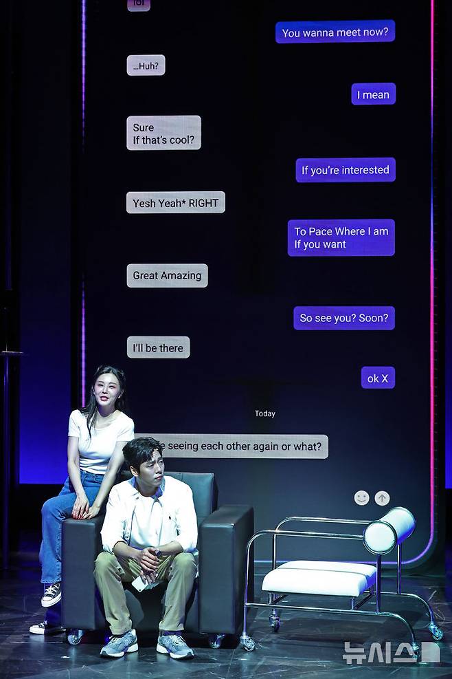 [서울=뉴시스] 박진희 기자 = 연극 '애나엑스' 아라엘 역의 배우 이현우와 애나 역의 배우 최연우가 5일 서울 강서구 LG아트센터 U+스테이지에서 주요 장면 시연을 하고 있다. 2025.02.05. pak7130@newsis.com