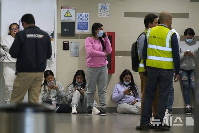 [AP/뉴시스] 1월 28일 미국 ICE 이민당국이 인도에 앞서 추방한 남미 콜롬비아 출신 미국 불체자들이 수도 보고타 공항에 도착한 모습