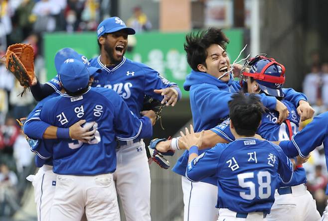 작년 플레이오프 4차전 LG 트윈스와 삼성 라이온즈의 경기에서 승리를 거둔 삼성 선수들이 기뻐하고 있다. 연합뉴스