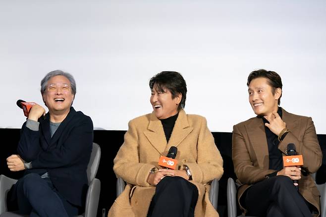 지난 4일 서울 용산구 CGV 용산아이파크몰에 열린 CJ ENM 30주년 기념 비저너리(Visionary) 선정작 '공동경비구역 JSA' GV(관객과의 대화)에 참석한 박찬욱 감독, 배우 송강호, 이병헌. CJ ENM 제공