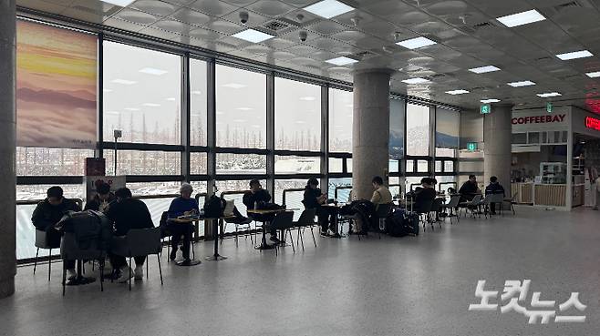 5일 오전 광주 광산구 광주공항에서 결항된 항공편으로 인해 기다리는 시민들. 김수진 기자