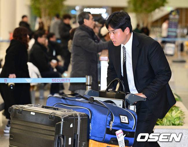 [OSEN=인천공항, 김성락 기자] 4일 오후 미국 괌에서 1차 스프링캠프를 마친 삼성 라이온즈 선수단이 인천국제공항을 통해 입국했다. 1차 스프링캠프 훈련을 마친 삼성 라이온즈는 5일 오전 2차 캠프지인 일본 오키나와로 출국할 예정이다. 삼성 이승현이 입국장을 나서고 있다. 2025.02.04 / ksl0919@osen.co.kr