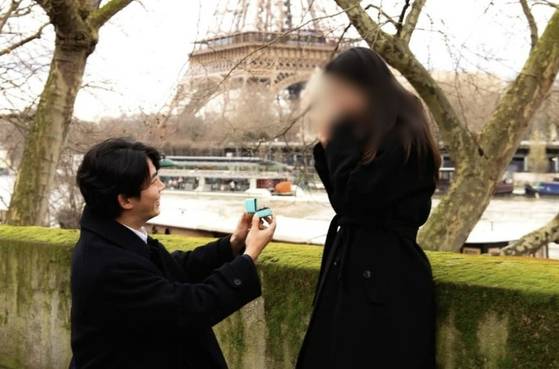옥택연이 여자친구로 보이는 여성과 프랑스 파리 에펠탑을 배경으로 찍은 사진 여러장이 유출됐다. 온라인 커뮤니티 갈무리
