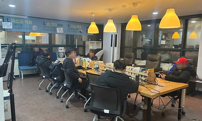 대리기사 등 이동노동자 6명이 한파 특보가 내린 4일 서울 서초구의&nbsp;‘휴(休)서울이동노동자 서초쉼터’에서 추위를 피하고 있다.&nbsp;