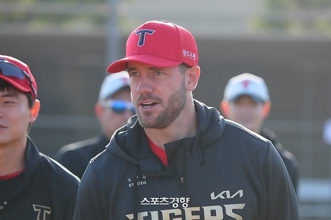 KIA 새 외국인 타자 패트릭 위즈덤이 미국 어바인 스프링캠프에서 선수단에 인사하고 있다. KIA 타이거즈 제공