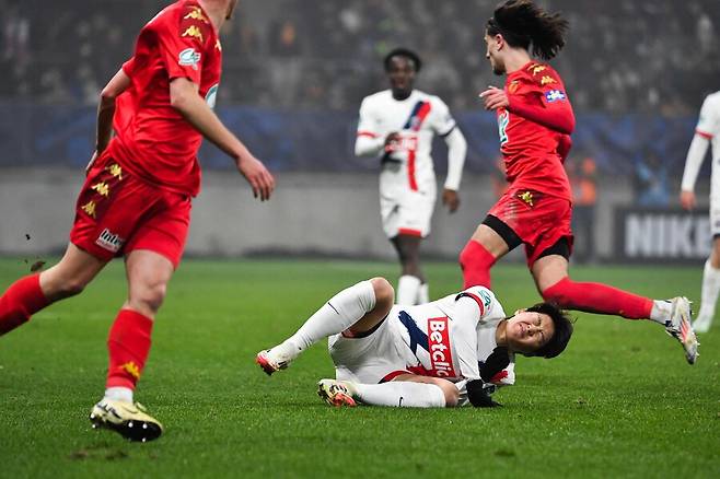 ▲ PSG는 프랑스 르망의 스타드 마리-마르뱅에서 열린 2024-25시즌 쿠프 드 프랑스(FA컵) 16강전에서 3부 리그 소속 르망을 2-0으로 꺾고 8강에 안착했다. 디펜딩 챔피언 PSG는 대회 2연패를 노리며 순항 중이며, 이번 시즌 두 번째 트로피를 향한 도전에 한 걸음 더 다가섰다. 쿠프 드 프랑스에서는 전통적으로 1번부터 11번까지 등번호를 배정하는데, 이강인은 ‘에이스’의 상징인 10번을 배정받았다. ⓒ연합뉴스/로이터