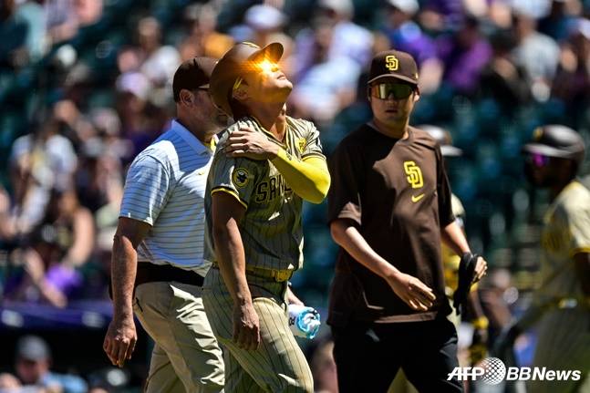 지난해 8월 19일 콜로라도 로키스전 도중 어깨 부상을 당하고 교체아웃되고 있는 김하성(가운데). /AFPBBNews=뉴스1