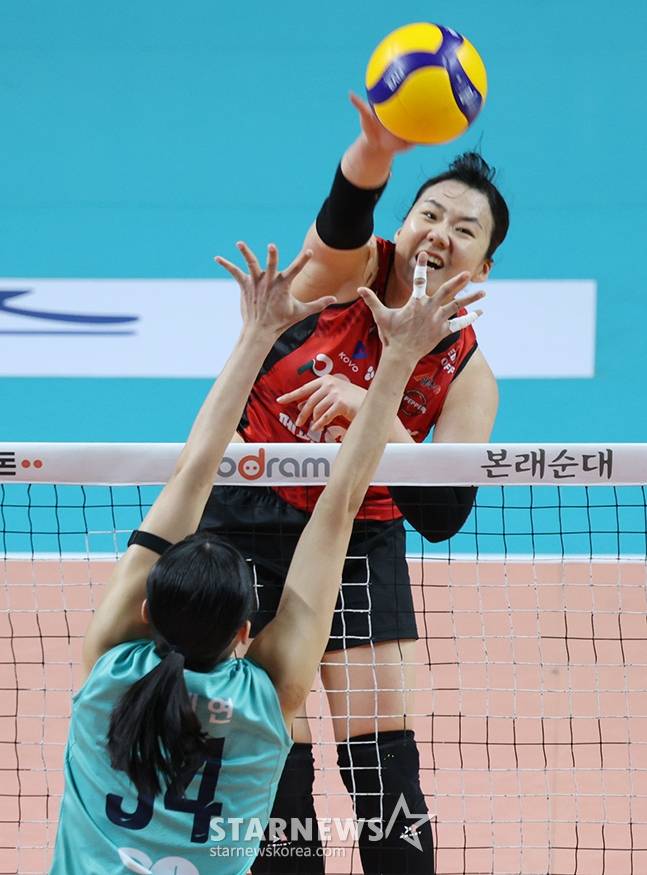 도드람 2024-2025 V리그 여자부 GS칼텍스-페퍼저축은행 경기가 5일 서울 장충체육관에서 열렸다. 페퍼저축은행 이한비가 GS칼텍스 오세연의 블로킹 위로 강스파이크를 날리고 있다. /사진=김진경 대기자