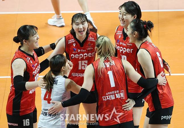도드람 2024-2025 V리그 여자부 GS칼텍스-페퍼저축은행 경기가 5일 서울 장충체육관에서 열렸다. 박사랑을 비롯한 페퍼저축은행 선수들이 1세트를 듀스 끝에 33-31로 승리한 후 기뻐하고 있다. /사진=김진경 대기자