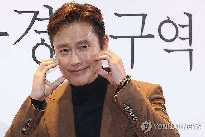 이병헌, 볼하트가 두개 (서울=연합뉴스) 강민지 기자 = 배우 이병헌이 4일 오후 서울 용산구 CGV용산아이파크몰에서 열린 영화 '공동경비구역 JSA' 관객과의대화(GV)에 앞서 포즈를 취하고 있다. CJ ENM은 30주년 기념 비저너리 선정작으로 '공동경비구역 JSA'를 발표했다. 2025.2.4 mjkang@yna.co.kr