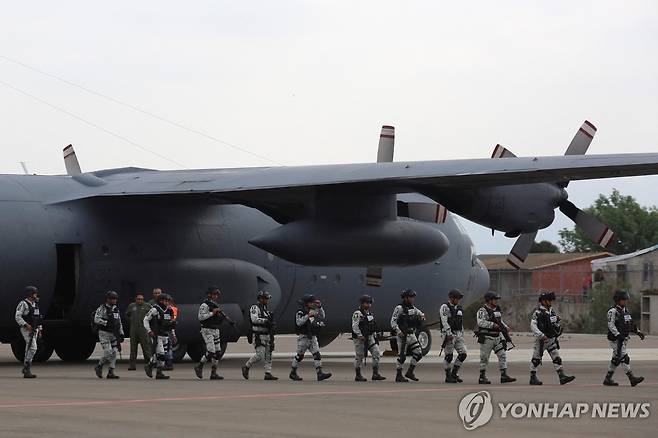 미 접경 티후아나 도착한 멕시코 국가방위대원 [티후아나 로이터=연합뉴스. 재판매 및 DB 금지]
