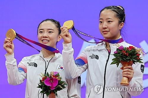 2022 항저우 아시안게임 여자복식 금메달을 신유빈(오른쪽)과 전지희 [연합뉴스 자료 사진]