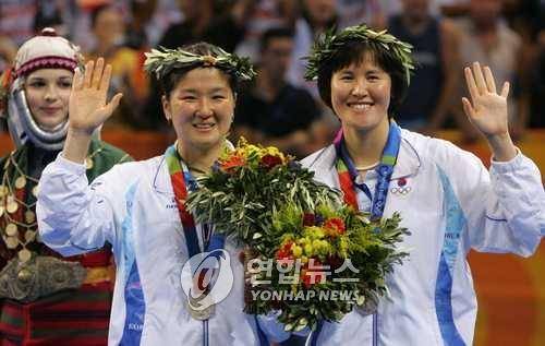 2004년 아테네올림픽 여자복식 은메달을 합작한 석은미(오른쪽) 감독과 이은실 [연합뉴스 자료 사진]