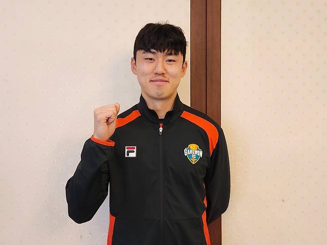 강원FC 이기혁이 5일 경남 남해스포츠파크에서 새해 선전을 다짐하고 있다. [촬영=배진남 기자]