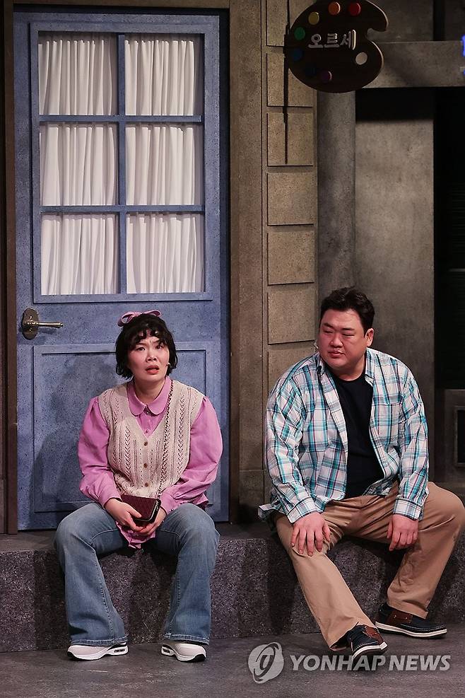 열연하는 강나리-김준현 (서울=연합뉴스) 강민지 기자 = 5일 오후 서울 용산구 더줌아트센터에서 열린 창작 뮤지컬 '이상한 나라의 춘자씨' 프레스콜에서 배우 강나리, 김준현이 시연을 하고 있다. 2025.2.5 mjkang@yna.co.kr