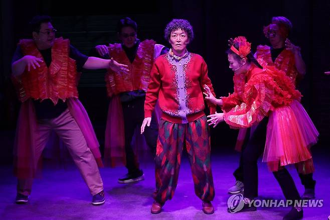 '이상한 나라의 춘자씨' (서울=연합뉴스) 강민지 기자 = 5일 오후 서울 용산구 더줌아트센터에서 열린 창작 뮤지컬 '이상한 나라의 춘자씨' 프레스콜에서 배우들이 시연을 하고 있다. 2025.2.5 mjkang@yna.co.kr
