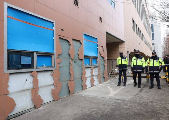 지난달 20일 오전 서울서부지방법원에서 경찰들이 경계 근무를 서고 있다. (사진=연합뉴스)