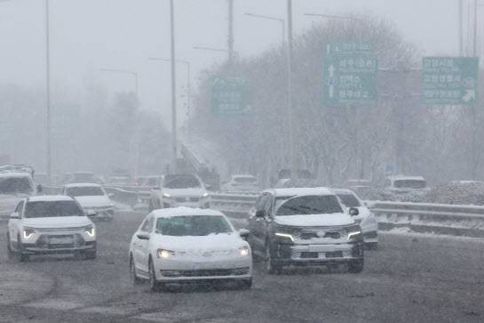 6일 서울 방화대교 부근 강변북로에서 차량이 폭설에 서행하고 있다.(사진=연합뉴스)