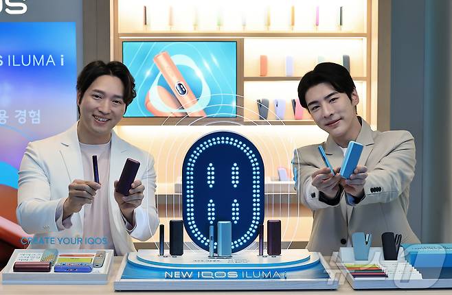 5일 오전 서울 중구 을지로 롯데호텔 서울 크리스탈볼룸에서 모델들이 한국필립모리스의 궐련형 전자담배 기기 '아이코스 일루마 i(IQOS ILUMA i)' 시리즈를 소개하고 있다. 2025.2.5/뉴스1 ⓒ News1 박정호 기자