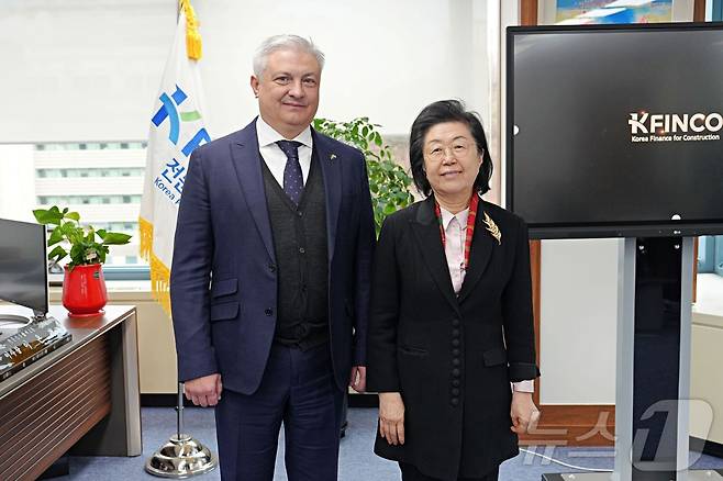 이은재 K-FINCO 이사장(사진 오른쪽)과 드미트로 포노마렌코 주한 우크라이나 대사(사진 왼쪽)가 지난 5일 간담회 후 기념촬영을 하고 있다.(전문건설공제조합 제공)