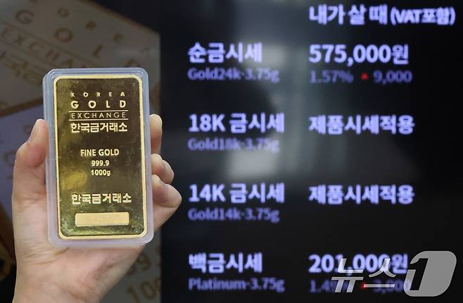 6일 오후 서울 한국금거래소 종로본점 전광판에 금시세가 나타나고 있다. 금값이 연일 최고치를 기록하며 이날 투자자가 몰리자 한국금거래소 홈페이지가 마비됐다. 한국금거래소 홈페이지는 국내 금시세를 비롯해 금과 은, 백금 등 실시간 국제 시세를 제공한다. 금값은 트럼프 미국 대통령의 관세 전쟁이 시작되며 무역 불확실성이 커지고 있는 가운데 안전자산 선호 현상에 연일 오르고 있다. 한국거래소(KRX)에 따르면 지난달 24일부터 전날까지 KRX 금시장의 금 시세는 매일 상승했다. 한국금거래소에서 순금 한 돈(3.75g)을 살 때 가격도 전날 기준 56만4000원으로 올해 들어 7.02% 상승했다. 2025.2.6/뉴스1 ⓒ News1 박세연 기자