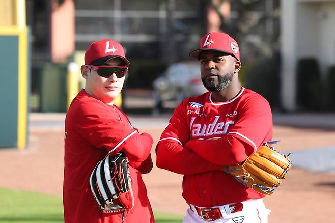 SSG 최지훈(왼쪽)과 기예르모 에레디아가 미국 플로리다주 베로비치 재키 로빈슨 트레이닝 콤플렉스(JRTC)에서 진행 중인 2025 스프링캠프에서 익살스러운 포즈를 취했다. 사진 | SSG 랜더스