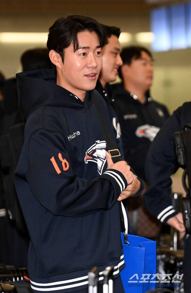 한화 이글스 선수단이 22일 인천공항을 통해 전지훈련지인 호주 멜버른으로 출국했다. 이상규가 이야기를 나누고 있다. 인천공항=허상욱 기자 wook@sportschosun.com/2025.01.22/