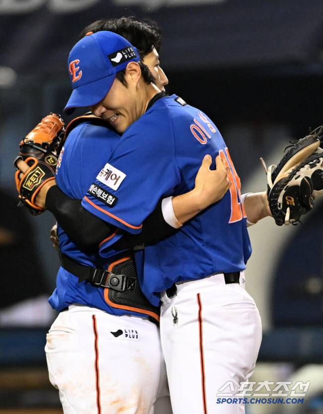24日にジャムシル野球スタジアムで開催されたハンファとドゥーサンの試合は、7〜6回の勝利で2回連続で勝利しました。リー・サン・キューとチェ・ジェ・ジェ - ハンは抱きしめています。 jamsil = hur sang -wookレポーターwook@sportschosun.com/2024.08.24/