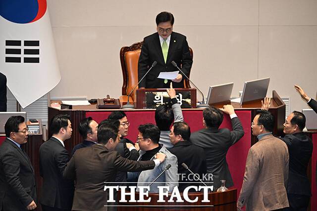 지난해 12월 27일 오후 서울 여의도 국회에서 열린 본회의에서 국민의힘 의원들이 한덕수 국무총리 탄핵소추안 표결에 대해 우원식 국회의장에게 항의하고 있다. /국회=박헌우 기자