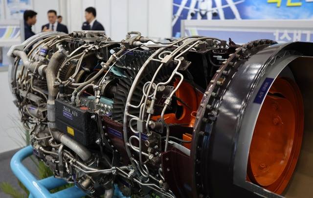 산업통상자원부는 6일 서울 동작구 엔지니어링회관에서 ‘한국엔지니어링산업연구원’ 개원식을 개최했다고 밝혔다. 사진은 지난해 11월 19일 대구 북구 엑스코에서 열린 ‘2024 대구국제기계산업대전’에서 전시된 F-5 항공기 엔진 모습. / 뉴시스