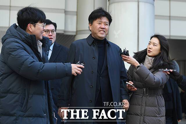 '불법 대선자금 수수'혐의를 받는 김용 전 민주연구원 부원장이 6일 오후 서울 서초구 서울고등법원에서 열린 항소심 선고 공판에 출석하고 있다. /장윤석 기자