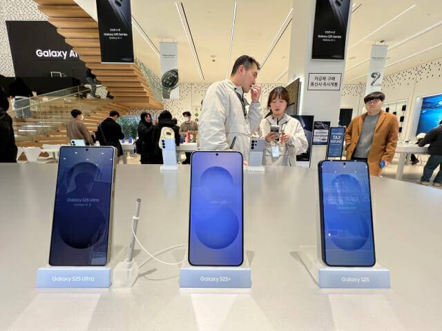 삼성스토어 홍대점 방문객들이 갤럭시S25 시리즈를 체험하고 있다. (사진=지디넷코리아)
