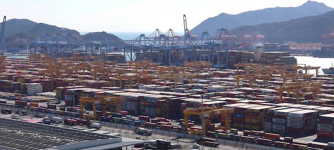 지난 4일 오후 부산 강서구 부산항 신항 부두 야적장에 수출입 화물이 가득 쌓여 있다. /연합뉴스