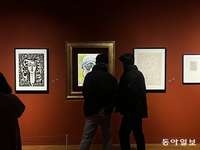 제주도립미술관의 제4회 제주비엔날레 협력 전시로 제주현대미술관에서 진행되고 있는 ‘모네에서 앤디 워홀까지: 서양미술 400년, 명화로 읽다’가 흥행 행진을 이어가고 있다. 사진은 제주현대미술관에서 작품을 감상하는 관람객. 제주도 제공