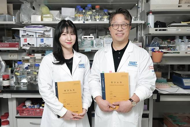 왼쪽부터 김은우&nbsp;KAIST 화학과 박사과정, 이해신 KAIST 화학과 교수. KAIST 제공