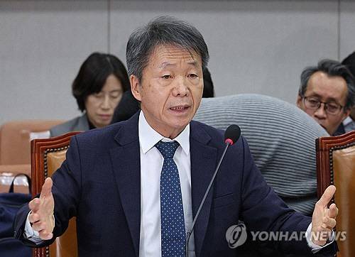 김용원 국가인권위원회 상임위원이 17일 오후 서울 여의도 국회 운영위원회 전체회의에서 야당 의원들과 언쟁하고 있다. [연합뉴스]