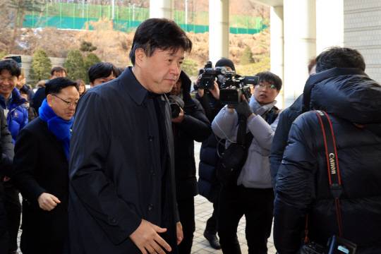 정치자금법 위반 혐의로 재판에 넘겨진 김용 전 민주연구원 부원장이 6일 서울 서초구 서울고등법원에서 열린 2심 선고 공판에서 원심과 같은 징역 5년을 선고받았다. 사은 이날 김씨가 2심 선고 공판에 출석하는 모습. [연합뉴스]