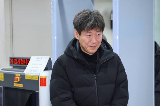 정치자금법 위반 혐의로 재판에 넘겨진 남욱 변호사가 6일 서울 서초구 서울고등법원에서 열린 2심 선고 공판에서 1심과 동일한 징역 8개월의 실형을 선고받고 법원 청사를 나서고 있다. [연합뉴스]