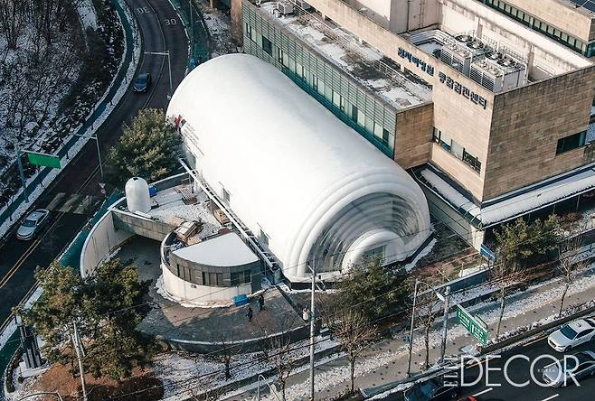 한국과학기술원(KAIST)과 함께 개발한 조립식 이동형 음압 병동 ‘에어빔 파빌리온’.