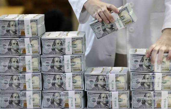 5일 서울 중구 하나은행 위변조대응센터에서 직원이 달러를 정리하고 있다. 뉴시스화상