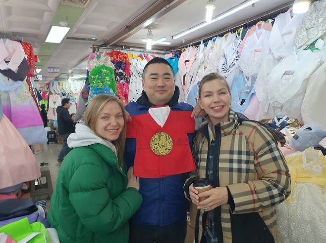 안나씨(왼쪽)과 아기 100일 잔치용 한복을 구매한 안나씨의 친구 부부 모습.