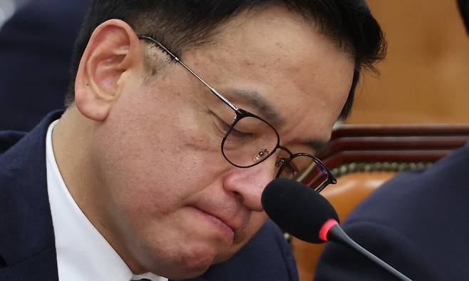 최상목 대통령 권한대행 부총리 겸 기획재정부 장관이 6일 국회에서 열린 \\\'윤석열 정부의 비상계엄 선포를 통한 내란 혐의 진상규명 국정조사 특별위원회\\\' 3차 청문회에서 질문을 받으며 심각한 표정을 짓고 있다. 연합뉴스