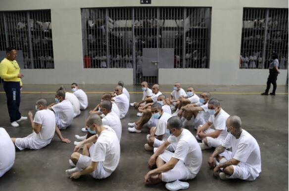 엘살바도르에 있는 세계 최대 규모 교도소인 테러범수용센터(CECOT)의 재소자들이 2023년 10월12일 교화 교육을 받는 모습. AP 연합뉴스