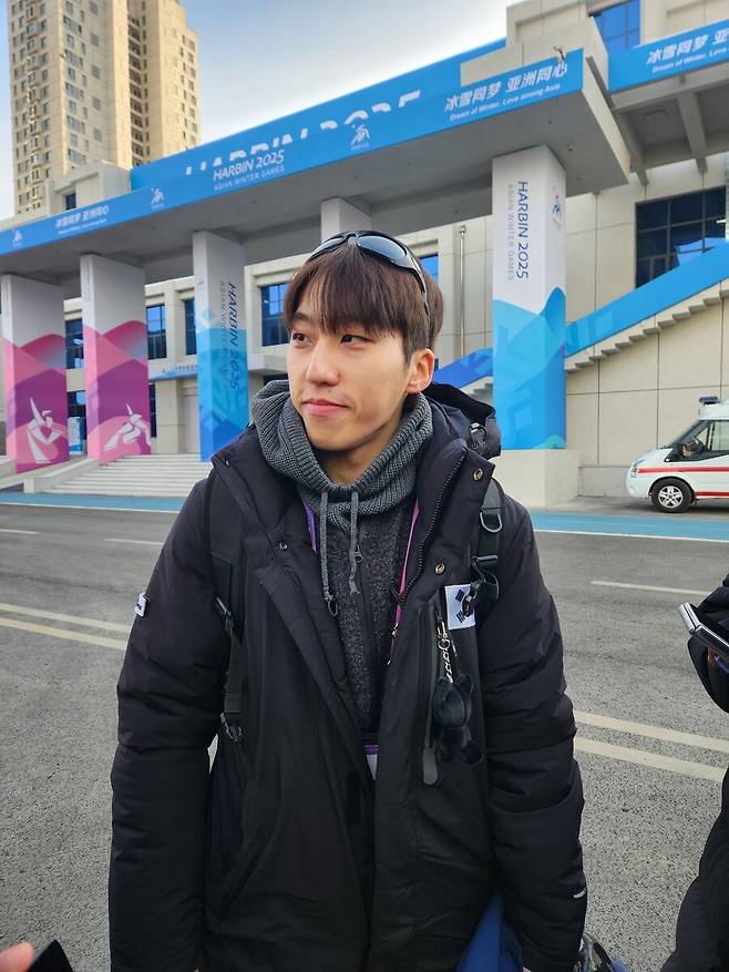 쇼트트랙 대표팀 박지원이 6일 오후(한국시각) 중국 하얼빈 헤이룽장 빙상훈련센터 다목적홀에서 열린 공식훈련이 끝난 뒤 취재진 질문에 답하고 있다. 장필수 기자 feel@hani.co.kr